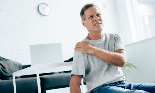 Man experiencing rotator cuff shoulder pain.